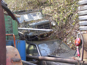 Wilde Müllablagerung in der Natur:  Wracks von Autos, Traktoren und Anhängern