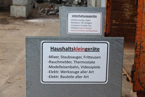 Hinweisschild «Haushaltskleingeräte» auf einem Wertstoffhof