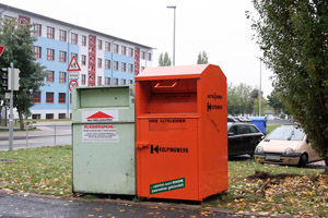 Altkleidercontainer für gebrauchte Kleidung, Textilien, Schuhe, Federbetten, Wolldecken, Haushaltswäsche