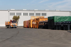 Sortieranlage, Wertstoffbetrieb, Halle, LKW, Abrollbehälter/Gleitabsetzbehälter (GAB), Tonnenlager, graue Restabfalltonnen