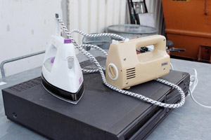 Beispiele für E-Schrott: Bügeleisen, Rührgerät, Videorekorder