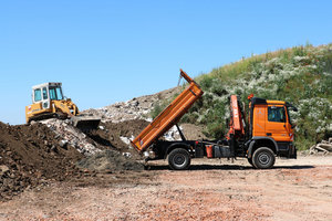 Bauschuttdeponie: Abladen, Abkippen, Kipper, LKW, Raupe, Einschieben von Bauschutt