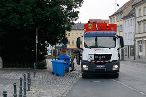 Seitenlader-Müllfahrzeug, Abfuhr blaue Papiertonne (MGB 240 Liter), blauer Papiercontainer (MGB 1100 l), Greifarm, Stadt