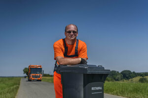 Müllwerker, Restabfalltonne, Arbeitsschutzkleidung, Müllfahrzeug, Hecklader, Mann, Mülllaster, Müllauto