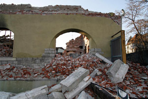 Gebäudeabriss: Mauerwerk, Ziegelsteine, Betonteile