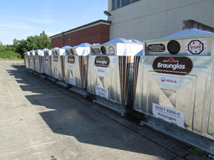 Batterie neuer moderner Braunglascontainer, Anlieferung, Abladen, Austausch