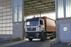 Müllumladestation, Müllfahrzeug, Mülllaster, Müllauto, Hecklader, Halle, Einfahrt