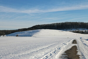 Ehemalige Hausmülldeponie, Nachsorge, Rekultivierung, Deponiekörper, Winter, Schnee