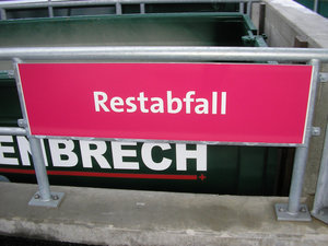 Wertstoffhof, Hinweisschild, Hinweistafel, Restabfall, Restmüll, Restabfallsammelcontainer, Geländer, Information