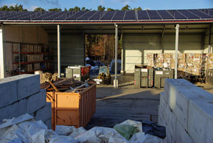 Lagerhalle eines Gewerbe-Wertstoffzentrums: Papierballen, Holz, Kunststofffolien