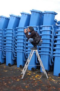 Pressetermin zur Einführung der Papiertonne: Fotografin vor Stapeln mit blauen Tonnen