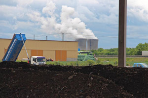 Überdachte Kompostmiete, Überdachung, Kühltürme, Atomkraftwerk, AKW Grafenrheinfeld