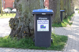 Gewerbliche Altpapiersammlung mit Papiertonne: Blauer Deckel auf grauer Tonne