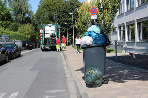 Überfüllte Restabfalltonne, MGB 120 Liter, Deckel offen, offener Deckel, Beistand, Plastiksack, Plastiksäcke