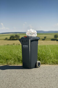 Restabfalltonne, Windeltonne, Plastiksack mit Windeln, Schwerkraftschloss, MGB 120 Liter