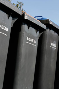 Grauer Rumpf (Korpus), farbiger Deckel: Restabfalltonne, Biotonne, Papiertonne