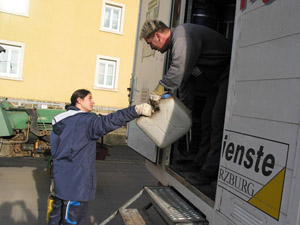 Mobile Problemabfallsammlung: Annahme eines Kanisters am Problemmüllmobil