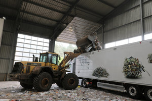 Verladen von Altpapier, Verladung, Radlader, LKW, Lastkraftwagen, Halle, Übergabestelle Altpapier, Walking-Floor-Fahrzeug, Schubbodenfahrzeug