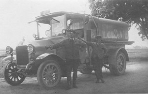 Müllabfuhr in alter Zeit: Historisches Müllfahrzeug