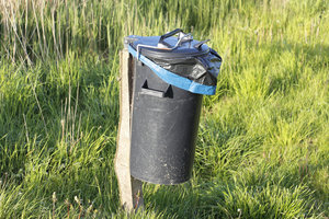 Grauer Restmülleimer, Abfallsammelbehälter, Müllsammelbehälter, Sauberkeit in der Natur