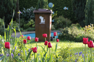 Garten, Blumenbeete, Tulpenblüten, Wasserbecken, braune Biotonne (MGB 240 Liter), BioEnergieTonne