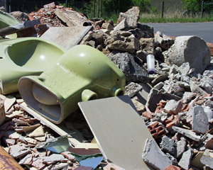 Alles Bauschutt: Beton, Ziegel, Mauerwerk, Kloschüssel, Steine, Waschbecken