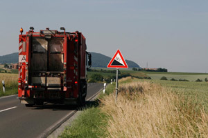 Hecklader-Müllfahrzeug, Verkehrszeichen, Verkehrsschild, starkes Gefälle, Straße