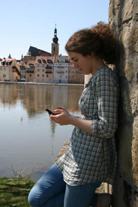 Junge Frau, Smartphone, Abfall-App, abfallwelt-App, mobiles Internet, iPhone, Android