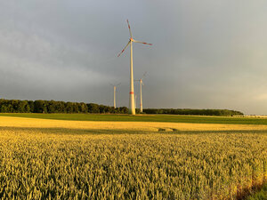 Windrad, Windräder, Windkraftanlage, Windenergieanlage, Windpark, Klimaschutz, Getreidefeld, Acker, Gewitterstimmung