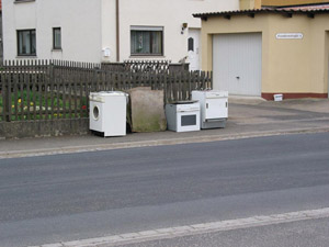 Sperrabfallabfuhr, sperrige Gegenstände, Waschmaschine, Herde, Gehsteig, Fußweg, Straße, Haus, Grundstück