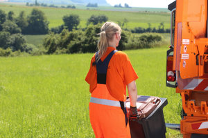 Müllwerkerin, orange Arbeitssicherheitskleidung, Arbeitskleidung, Berufskleidung, Schüttung, Mülllaster, Frau