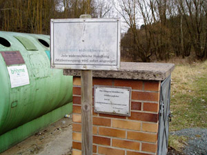 Videoüberwachung gegen wilde Müllablagerungen: Hinweistafel an Containerstandort