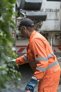 Müllwerker, Mülltonne, orange Arbeitsschutzkleidung, Müllabfuhr, Heckladermüllfahrzeug, Mülllaster, Müllauto, Tonnenleerung, Schüttung