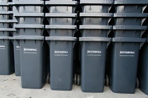 Neue graue Restabfalltonnen, Stapel, gestapelt, Aufkleber Restabfall