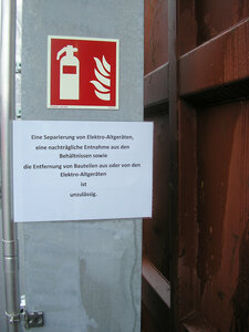 Elektroaltgeräte-Sammlung, Hinweisschild