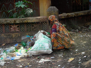 Indien: Wertstofferfassung in Plastiksäcken