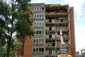 Abbruch, Abriss, kontrollierter Rückbau, Gebäude, Haus, Schule, Bagger