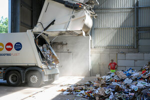 Entladen von Papierabfall, Papierabfälle, Hecklader-Müllfahrzeug, Umschlaghalle, Mülllaster, Müllauto