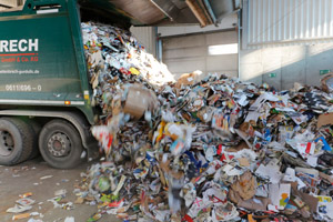 Entladen von Altpapier, Müllfahrzeug, Hecklader, Umschlagstelle, Lagerhalle