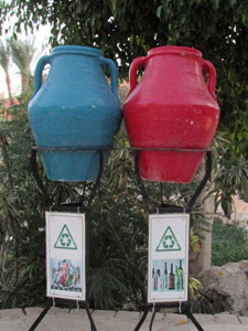 Wertstofftrennung in Ägypten: Amphoren zur Sammlung von Glas, Flaschen, Dosen