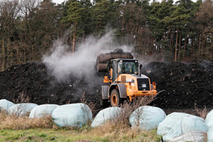 Umsetzen einer Kompostmiete: Radlader, Radladerschaufel, Dampf