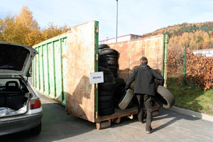 Anlieferung von Altreifen an einem Wertstoffhof: PKW-Reifen, Anlieferer, Gleitabsetzbehälter (GAB)