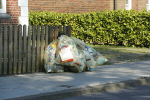 Gelbe Säcke, Bereitsstellung zur Müllabfuhr, Abholung, Gehsteig, Gehweg, Fußgängerweg, Grundstück, Gartenzaun