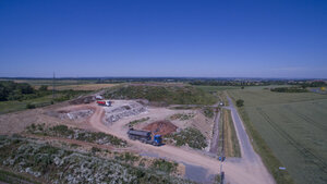 Bauschuttdeponie, Deponiefläche, Anlieferung, Container-LKW, Kipper, Lastwagen