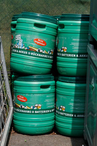 Batterieverordnung: Grüne Sammelboxen für Batterien und Akkus