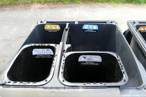 Mehrkammer-Mülltonnen, Kammern für Plastikverpackungen, Papierverpackungen, Metallverpackungen, Weißglas, Schweden, Bräkne-Hoby, Sverige