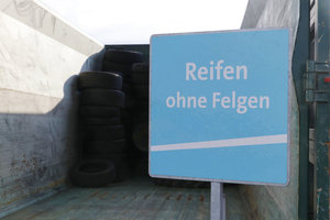 Altreifen, PKW-Reifen, Hinweisschild: «Reifen ohne Felgen», Sammelcontainer
