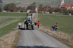 Flurreinigungsaktion im Dienst der Allgemeinheit: Jugendliche säubern in ihrer Freizeit Wegränder von wild entsorgten Abfällen