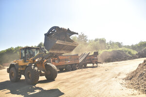 Kompostwerk, Radlader, Kompostmieten, Schredder, mobile Zerkleinerungsanlage