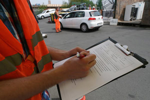 Meinungsumfrage an einem Wertstoffhof: Interview, Interviewer, Befragung, Meinungsforschung, Fragebogen, Klemmbrett, Stift